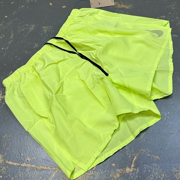 Nike Challenger 5” Running Shorts DR8760-736 Volt Yellow XL Brief Lining - Picture 5 of 14